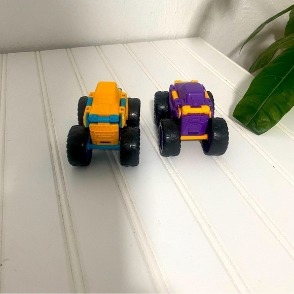 Bundle of (6) Monster Jam (3)Soldier Fortune, (2) Flip Cars (1) Flip Morph Truck - Picture 8 of 14